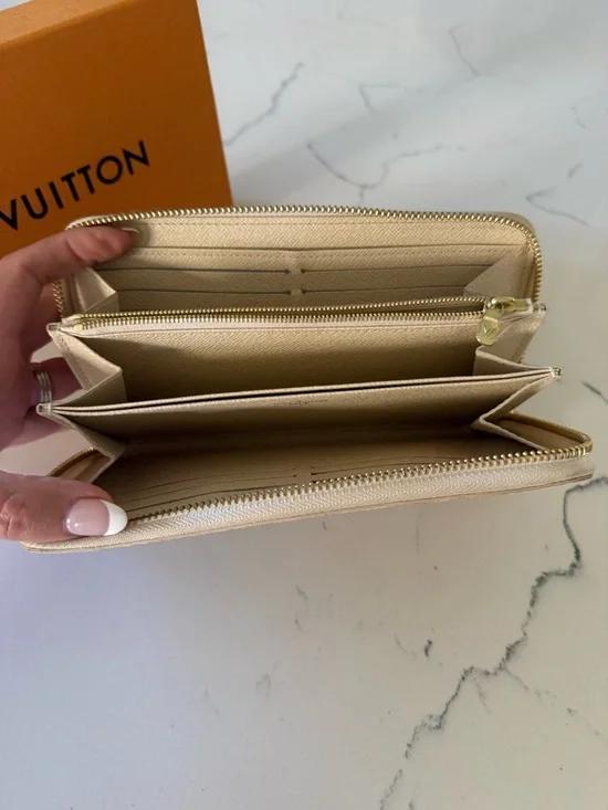 Louis Vuitton Damier Zippy Wallet - Cream and White - Picture 3 of 10